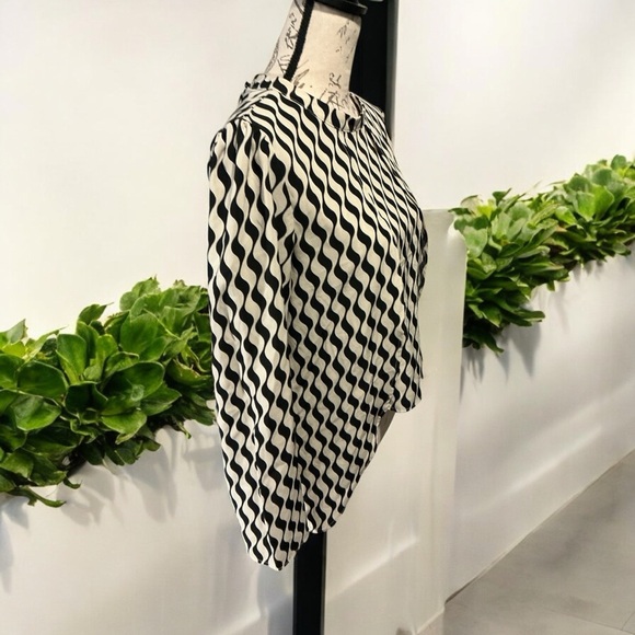 SHEIN Black and White Geometric Blouse Medium - Picture 2 of 6